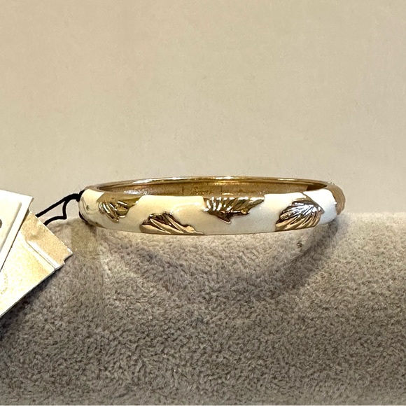 NWT Sequin by Nordstrom Clamper Bangle Bracelet white enamel, gold tone seashell - Picture 1 of 13
